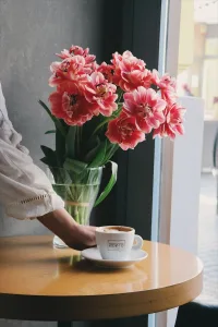Sublimer vos fleurs avec l&rsquo;art de l&rsquo;immersion aquatique dans un vase est une technique originale et tendance qui apporte une touche d&rsquo;élégance et de créativité à votre décoration intérieure. Dans cet article, nous allons explorer les différents aspects de cette [&hellip;]
