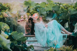 Les fleurs, appelées « Hana » en japonais, occupent une place importante dans la culture japonaise. Depuis des siècles, elles sont porteuses de messages et de symboles, tant dans la vie quotidienne que dans les cérémonies et les rituels. Leur langage secret, [&hellip;]