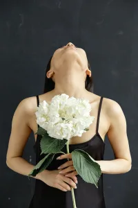 Il est temps de découvrir les secrets sensuels de la séduction florale avec Miguel, un artiste enchanteresse qui sait comment utiliser les fleurs pour captiver l&rsquo;esprit et le cœur des femmes. Plongeons dans cet univers de beauté et de sensualité [&hellip;]