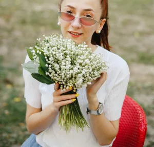 Le 1er mai est une date chargée de symboles, et l&rsquo;un des plus marquants est sans conteste le muguet. Cette délicate fleur, aux clochettes blanches et parfum enivrant, est bien plus qu&rsquo;une simple plante aux yeux des Français. La tradition [&hellip;]