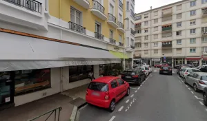 Amatxi dans les orties à Bayonne