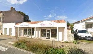 Retrouvez le fleuriste Mimi Fleurs situé à Chef-Boutonne (79110) en Nouvelle-Aquitaine pour un bouquet de fleur, une livraison de fleurs dans le département Deux-Sèvres. Vous pourrez consulter facilement les horaires d&rsquo;ouverture chez Mimi Fleurs afin de convenir d&rsquo;une heure pour [&hellip;]